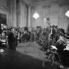 Kennedy se dirige a los delegados demócratas y a los medios para ofrecer su candidatura por el partido Demócrata, el 5 de enero de 1960.