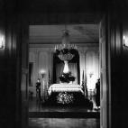 El ataúd con el cuerpo del presidente es custodiado por varios guardas en la Casa Blanca.