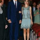 Los reyes de España, Felipe VI y Letizia, a su llegada al Teatro Olympia de Miami, donde han presidido el festival 'Recent Cinema from Spain', creado en 2011. La reina lleva vestido de seda con detalles en plata de Felipe Varela.