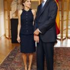 En su visita a la sala de la Comisión de Asuntos Exteriores del Senado situada en el edificio del Capitolio, en Washington. La reina lleva un conjunto de Nina Ricci.