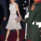 A su llegada al aeropuerto de México, en la primera visita de Estado de los Reyes a América.