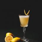 Las abuelas, siempre tan sabias, curaban los resfriados con bebedizos a base de miel, limón y algún licor. Collantes para su Club A de Arzábal retoma la idea y añade champán. Eso sí: "Hay que servirlo frío". Ingredientes: 2,5 cl de gineb...