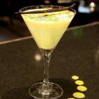 "Me inspiro en el clásico cóctel navideño inglés pero combino la tradicional receta —elaborada con leche, huevos y azúcar— con brandy, un toque de vainilla, monín de almendra y delicadas notas exóticas de nuez moscada”, nos explica ...