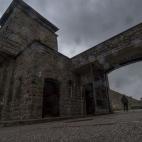 Un hombre atraviesa la puerta principal del campo de concentración.