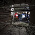Un grupo de estudiantes asoma al fondo de las cámaras de limpieza y desinfectado.
