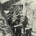 Un grupo de presos españoles arrastran una vagoneta de tierra en el campo de Mauthausen