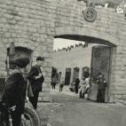 Un grupo de prisioneros derriba el símbolo nazi instalado en la entrada del campo de Mauthausen, el mismo día de la liberación