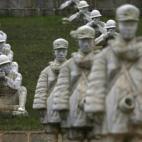 Esculturas de los soldados de las Fuerzas Expedicionarias Chinas contra la invasión nipona durante la Segunda Guerra Mundial, expuestas en la montaña donde se produjo la batalla de Songshan en el condado de Longling en la provincia de Yunnan (...