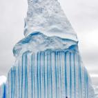 No es una pintada, sino capas de sedimentos ricas en minerales, agua congelada sin burbujas o rica en algas y restos orgánicos, fósiles de cenizas de antigua actividad volcánica... Hay muchas razones para que los icebergs presenten colores d...
