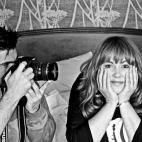 Penélope Sierra y Juanes intercambian su lugar al otro lado del objetivo.