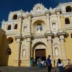 La ciudad es muy admirada por la buena conservación de su arquitectura renacentista, sus fachadas y las iglesias que hay por toda la ciudad. Sus calles son de esas que no te cansas de recorrer una y mil veces. Ver más fotos aquí.