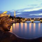 La ciudad de los románticos… ¡Y de la luz! París es uno de los destinos turísticos más visitados del mundo por muchas razones: la torre Eiffel, el museo Louvre, navegar por el Sena, pasear por los jardines Elíseos… Todos ellos disponib...