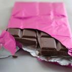 De la misma manera que evitar el café ayuda a limitar el estrés, también ayuda comer dos onzas de chocolate con 70% de cacao puro al día. Es un buena forma de potenciar nuestro bienestar emocional y disminuir la sensación de ansiedad.