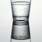 Albert Lecube recomienda aplacar la sed con agua y no con bebidas azucaradas. Estas últimas suponen un aporte importante de calorías vacías de nutrientes.