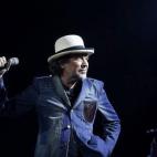 Apoya a IU en Madrid y especialmente a Luis García Montero. Participó en el cierre de campaña y modificó su canción Pongamos que hablo de Madrid por Pongamos que hablo de Luis: "Estoy hablando de García Montero / que dice no donde otros d...