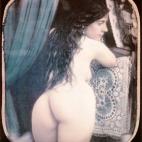 Una mujer desnuda arrodillada en una silla mostrando el trasero. Daguerrotipo estereoscópico coloreado a mano. 1850.