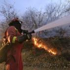 Efectivos de la UME apagan el fuego en los montes próximos a la localidad de Barcena Mayor, Cantabria