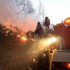 Efectivos de la UME apagan el fuego en los montes próximos a la localidad de Barcena Mayor