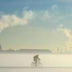 Un hombre pasa en bicicleta por un camino nevado cerca de Gemering (Alemania).