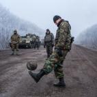 Soldados ucranianos juegan al fútbol en la carretera que lleva a la ciudad asediada de Debaltsevo.