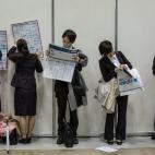 Estudiantes universitarios esperan en la feria de empleo de Mynavi Shushoku en Tokio (Japón).