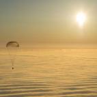 La nave rusa Soyuz TMA-14M aterriza cerca de Zhezkazgan, en Kazajistán, tras seis meses en la Estación Espacial Internacional.