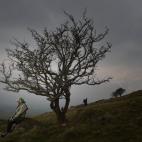 Cientos de personas peregrinan el día de San Patricio a lo alto del monte Slemish en Ballymena, Irlanda del Norte.