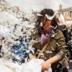 Pelea multitudinaria para celebrar el día internacional de la Lucha de Almohadas en Trafalgar Square (Londres).