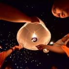 Lanzamiento de farolillos durante el festival del agua en Xishuangbanna, en China.
