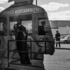 Agentes apostados en el Mondawmin Mall de Baltimore (Estados Unidos) tras los violentos choques entre la policía y manifestantes en el funeral de Freddie Gray, un joven de 25 años que murió mientras estaba bajo custodia policial.