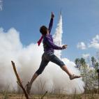 Un hombre celebra el despegue de su cohete de fabricación casera en el Bun Bang Fai Rocket Festival, que marca el comienzo de la estación de lluvias en Yasothon, Tailandia.