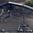 Operarios en el lugar en el que descarriló un tren regional entre Nueva York y Washington D.C. el 13 de mayo. Hubo al menos siete muertos y 200 heridos.