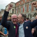 Una pareja celebra en la Castle Square de Dublín (Irlanda) el sí mayoritario de la población a cambiar la Constitución para incluir el matrimonio entre personas del mismo sexo.