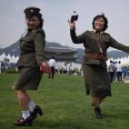 Desertores norcoreanos bailan vistiendo uniformes militares en un evento sobre la unificación en Seúl (Corea del Sur) el 29 de mayo.