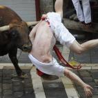 Un hombre corneado durante los encierros de San Fermín en Pamplona el 7 de julio.