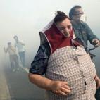 La Guardia Civil ayuda a escapar del fuego a los vecinos de O Cabreiro (Ourense), el 30 de agosto.