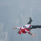 Salto base desde 300 metros de altura durante el concurso internacional de salto en Kuala Lumpur, Malasia.