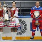 El presidente ruso Vladimir Putin celebra su 62 cumpleaños en un partido de hockey sobre hielo en Sochi (Rusia) el 7 de octubre.