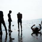 Unos adolescentes se refrescan antes de embarcar en un ferry en Lesbos hacia Atenas el 16 de octubre.