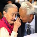 Una mujer surcoreana llora mientras se despide de un familiar de Corea del Norte tras verse durante unas horas en el monte Kumgang (Corea del Norte).