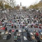 La Plaza de la República de París, cubierta de zapatos simbolizando la lucha contra el cambio climático en el marco de la Cumbre del Clima.