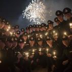 Policías tailandeses, en una ceremonia con velas por el 88 cumpleaños del rey Bhumibol en Bangkok.