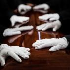 Portadores de un féretro en Santa Ana, California (Estados Unidos), en el homenaje a Tin Nguyen, víctima del tiroteo de San Bernardino del 2 de diciembre.