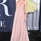 Así llegó a la premiere en Los Ángeles de Cincuenta sombras más oscuras: con un look minimalista y delicado gracias a este vestido de Valentino. Atrajo todas las miradas de los ahí presentes y de los medios del mundo entero. Estaba ES-PEC-T...