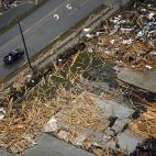 El tornado que pasó el sábado por Garland (Texas) dispersó los materiales de construcción de una nueva vivienda.