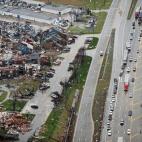 Los coches circulan con lentitud por la I-30, carretera que discurre junto a una zona de Garland (Texas) devastada por un tornado.