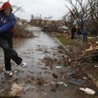 Eric Martin da una patada a un resto que ha dejado tras de sí el tornado que asoló el sábado Rockwall, en Texas.