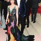 Gucci es una de sus firmas más recurrentes: la vimos por ejemplo con uno de los diseños de la casa italiana anoche, en el estreno de la segunda parte de la trilogía de Grey en Madrid. También en la imagen, en asistiendo a la Gala del Met del...