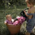 De forma natural. Y, a veces, a propósito. Pero un aviso: los chistes de los niños pequeños son difíciles de seguir porque no tienen mucho gancho. Tampoco puedes dar por terminado un chiste porque el niño se esté riendo. 9 de cada 10 veces...