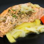 Ingredientes: salm&oacute;n, calabac&iacute;n, cebolletas, tomates peque&ntilde;os, tomates cherry, cebollino, sal, aceite de oliva, lim&oacute;n, pimienta negra y eneldo.Receta completa en Cookpad